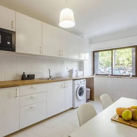 Comfort & Convenience In Massama Apartment Queluz